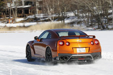 ＜日産 GT-R(4WD／ATTESA E-TS)＞