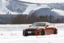 ＜日産 GT-R(4WD／ATTESA E-TS)＞