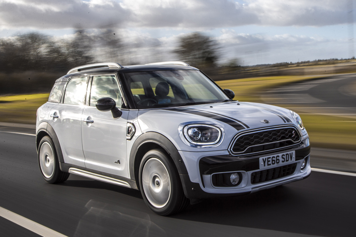 Mini初のハイブリッドモデルが登場 Mini クロスオーバーがフルモデルチェンジ 業界先取り 業界ニュース 自動車ニュース21国産車から輸入車まで Mota