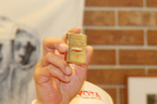 オークションで落札されたトヨタ スポーツ800のエンブレムのイラストが入ったZippoライター
