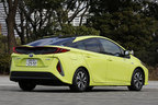 ＜トヨタ 新型 プリウスPHV S”ナビパッケージ”[FF／ボディカラー：サーモテクトライムグリーン]＞トヨタ 新型プリウスPHV 試乗レポート／五味康隆
