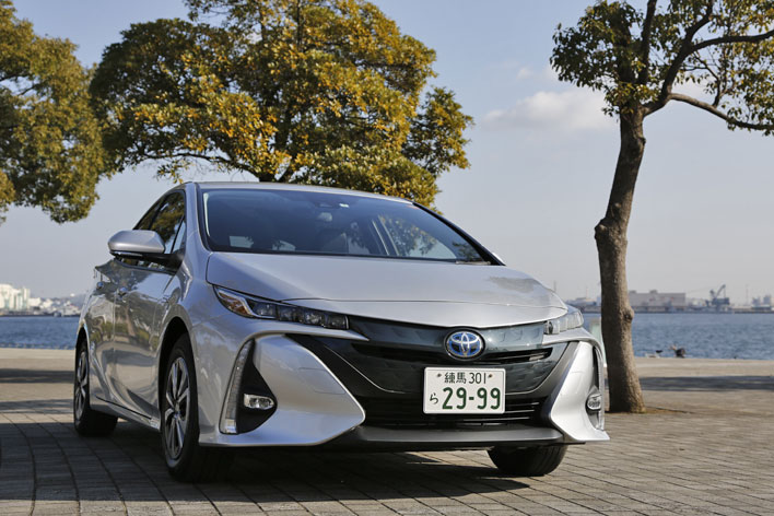 新型プリウスPHVは、ノーマルのプリウスとはベツモノの”高級車
