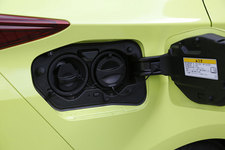 ＜トヨタ 新型 プリウスPHV S”ナビパッケージ”[FF／ボディカラー：サーモテクトライムグリーン]＞トヨタ 新型プリウスPHV 試乗レポート／五味康隆