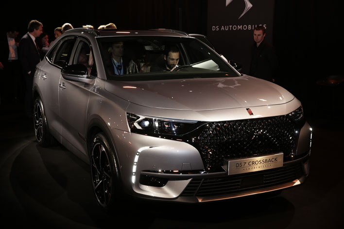 仏・DSにフラッグシップのSUV「DS 7 クロスバック」発表 ～新アクティブサスも搭載～【ジュネーブショー2017】