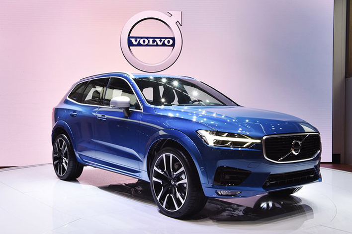 ボルボが9年ぶりに人気suvをフルモデルチェンジ 2代目となる新型xc60を世界初公開 業界先取り 業界ニュース 自動車ニュース国産車から輸入車まで Mota