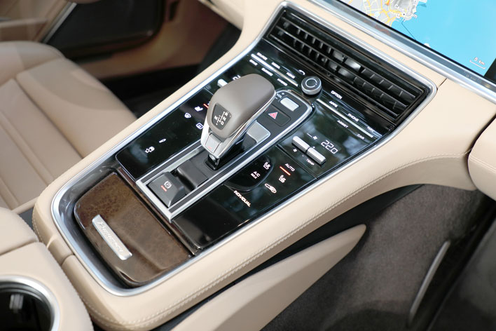 ポルシェ パナメーラ・4 E-ハイブリッド／911カレラGTS 海外試乗レポート／大谷達也