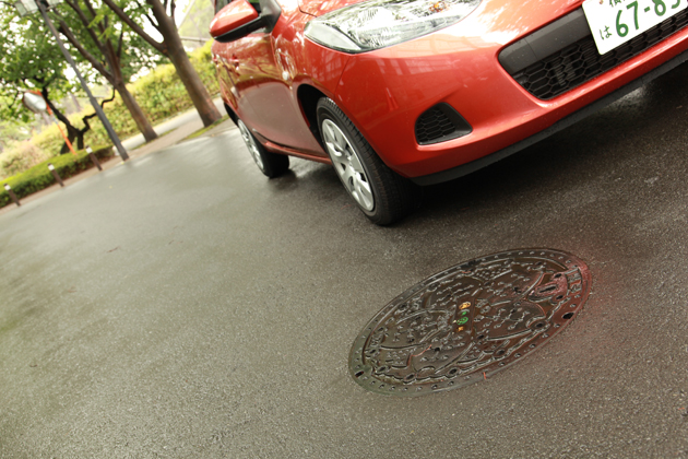 滑りやすい場所：マンホール