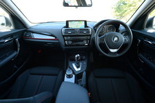 ＜BMW 118d Sport[ボディカラー：アルピンホワイトIII]＞BMW 新型 1シリーズ 試乗レポート／渡辺陽一郎