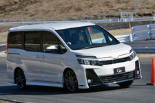 「ノアGʼs／ヴォクシーGʼs」「セレナライダー」「ステップワゴン Modulo X」徹底比較試乗／国沢光宏　［トヨタ ヴォクシー ZS “Gʼs”］