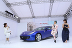 フェラーリ GTC4ルッソ Tと伊勢谷 友介さん・クリス-ウェブ 佳子さん