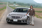 Eクラスを運転する金子 浩久氏