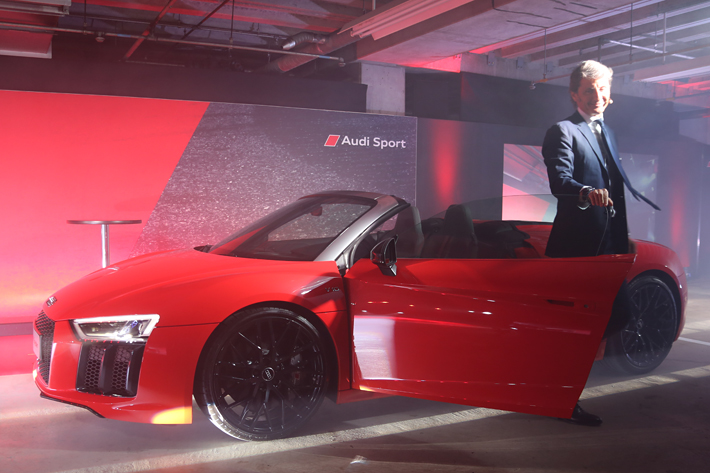 アウディ 新型R8スパイダーと共に登場したステファン ヴィンケルマン氏