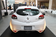 画像は2016年10月6日に日本で発表されたメガーヌ ルノー・スポール 273 トロフィー S （LHD）