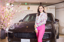 ポルシェ カイエンS E-ハイブリット プラチナエディションとモデルの滝沢眞規子さん