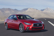 ＜INFINITI Q50＞(日本名：「日産 スカイライン」／2018年モデル)