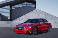 ＜INFINITI Q50＞(日本名：「日産 スカイライン」／2018年モデル)