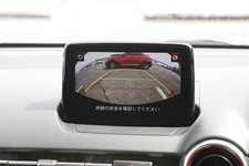 マツダ デミオに搭載されている「リア・クロス・トラフィック・アラート（バックで出庫時、後ろを車両が通るのを警告する機能）」