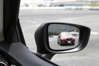 「ブラインド・スポット・モニタリング（サイドミラーの死角にいるクルマの存在を警告する機能）」／テスト車両：マツダ デミオ