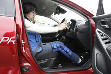 「高齢者疑似体験セット」を装着し、旧世代モデルと新世代モデルの乗車・操作感覚を比較／テスト車両：アクセラ（現行モデル）