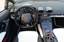＜Lamborghini HURACAN SPYDER(ランボルギーニ ウラカン スパイダー)＞試乗レポート／今井優杏