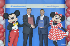 オリエンタルランドとダイハツによる調印セレモニーの様子