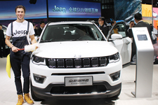 上海モーターショーのジープブースのイケメン