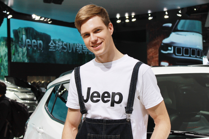 上海モーターショーのジープブースのイケメン