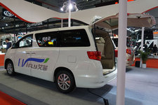 ＜トヨタ アルファード激似の「九龍 艾菲」＞