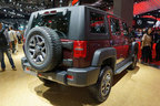 リア回りはむしろジープ ラングラー アンリミテッド風＜BJ40とは、往年のトヨタ ランドクルーザー40の型式なんですが・・・『北汽集団 BJ40L』＞
