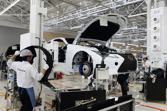 1300万円超えのレクサスLC製造工場「白いスペース」でみた激売れの理由