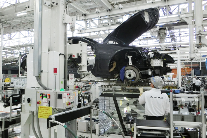 1300万円超えのレクサスLC製造工場「白いスペース」でみた激売れの理由 