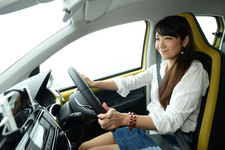 ＜フォルクスワーゲン 新型 up! ”High up!”／ボディカラー：ハニーイエローメタリック(新色)＞フォルクスワーゲン 新型 up! 試乗レポート／今井優杏