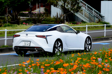 レクサス LC500h “L package”