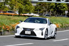 レクサス LC500h “L package”（外装色：ホワイトノーヴァガラスフレーク／内装色：ブリージーブルー）