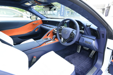 レクサス LC500h “L package”(外装色:ホワイトノーヴァガラスフレーク/内装色:ブリージーブルー)