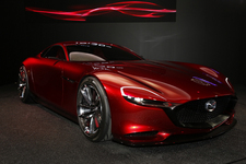 2015年東京モーターショーで公開されたRX-VISION