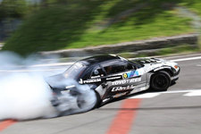 爆走シルビアによる迫力のドリフトパフォーマンス！D1王者が超絶技巧を
