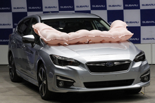 スバル 新型XV  歩行者保護エアバッグ展開時