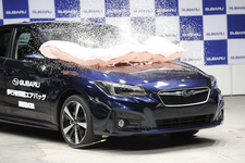 スバル 新型XV  歩行者保護エアバッグ展開時