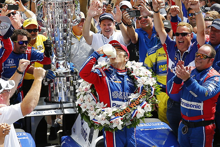 佐藤琢磨、悲願のインディ500初優勝！喜びの“ミルク一気飲み”|【業界