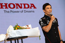 佐藤琢磨選手がインディ優勝をホンダ本社で凱旋報告、ご褒美に新型NSX
