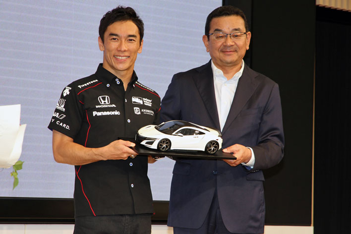 佐藤琢磨選手がインディ優勝をホンダ本社で凱旋報告、ご褒美に