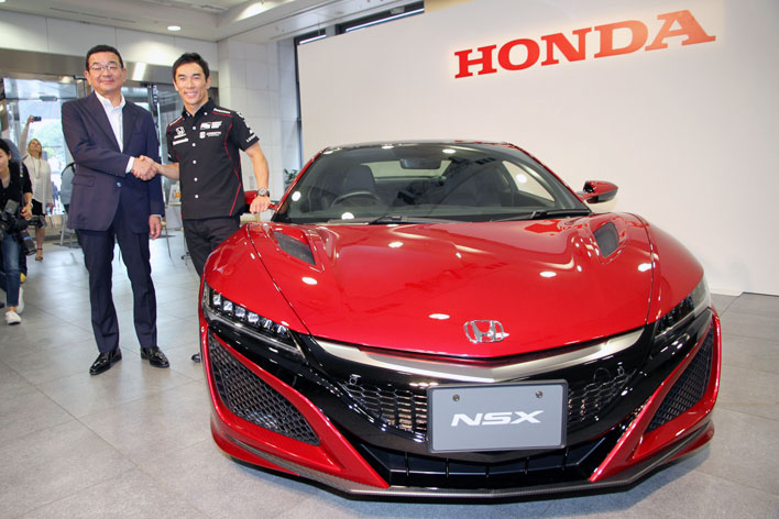 佐藤琢磨選手がインディ優勝をホンダ本社で凱旋報告、ご褒美に新型NSX