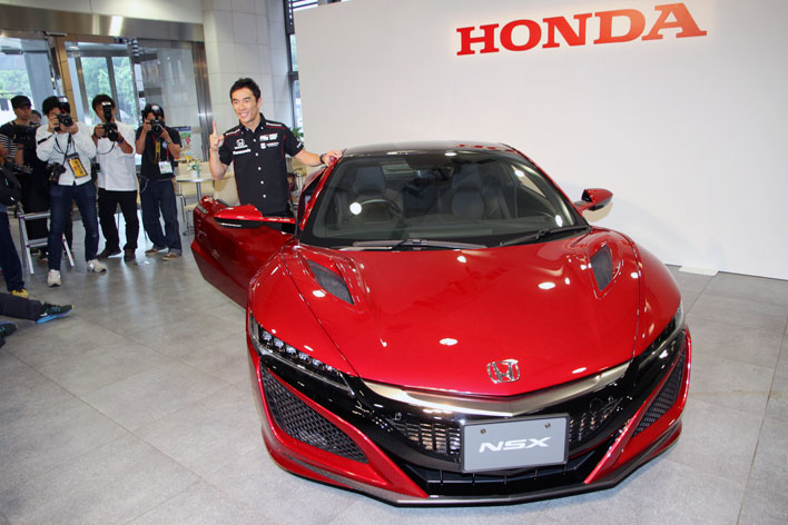佐藤琢磨選手がインディ優勝をホンダ本社で凱旋報告、ご褒美に新型NSX