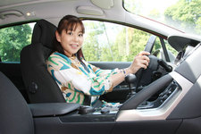 プジョー3008を運転する竹岡圭さん