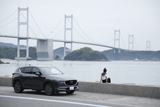 撮影のために立ち寄った漁村の堤防でしばし、CX-5と共に橋と海を眺めつつのんびり。