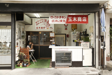 創業55年の歴史を誇る瀬戸田・玉木商店。店内にはちょっとしたイートインスペースも。