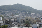 山と海に挟まれ、平地が少ない尾道の街並み