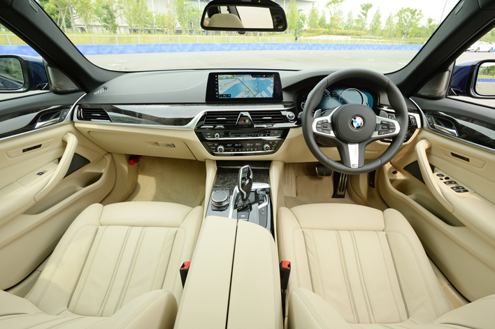BMW 5シリーズツーリング 歴代モデル•グレード・外装・内装写真一覧 | 新車・中古車見積もりなら【MOTA】