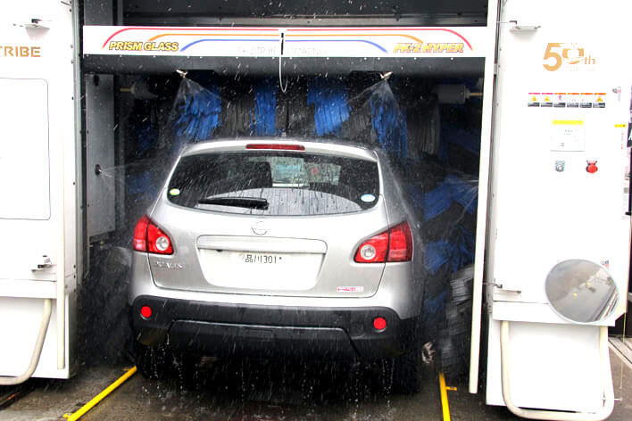 霧状に水を噴射するなど、最新の洗車機は節水性が高められている